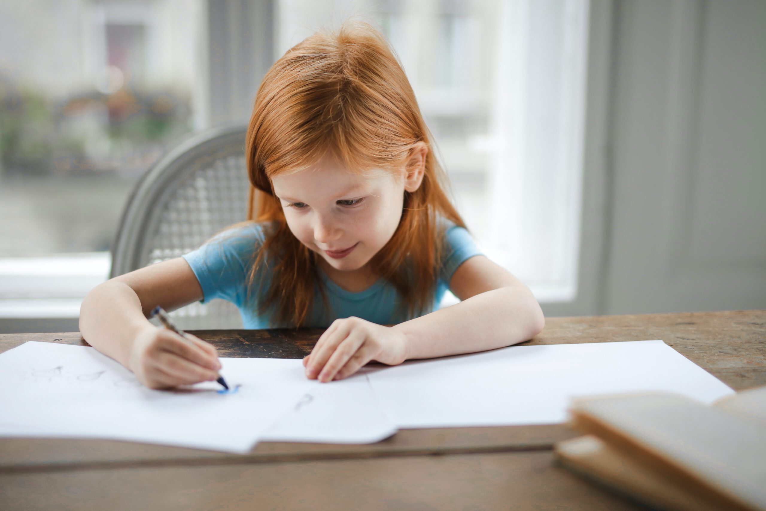 Meisje aan het schrijven - kind heeft mogelijk dyslexie