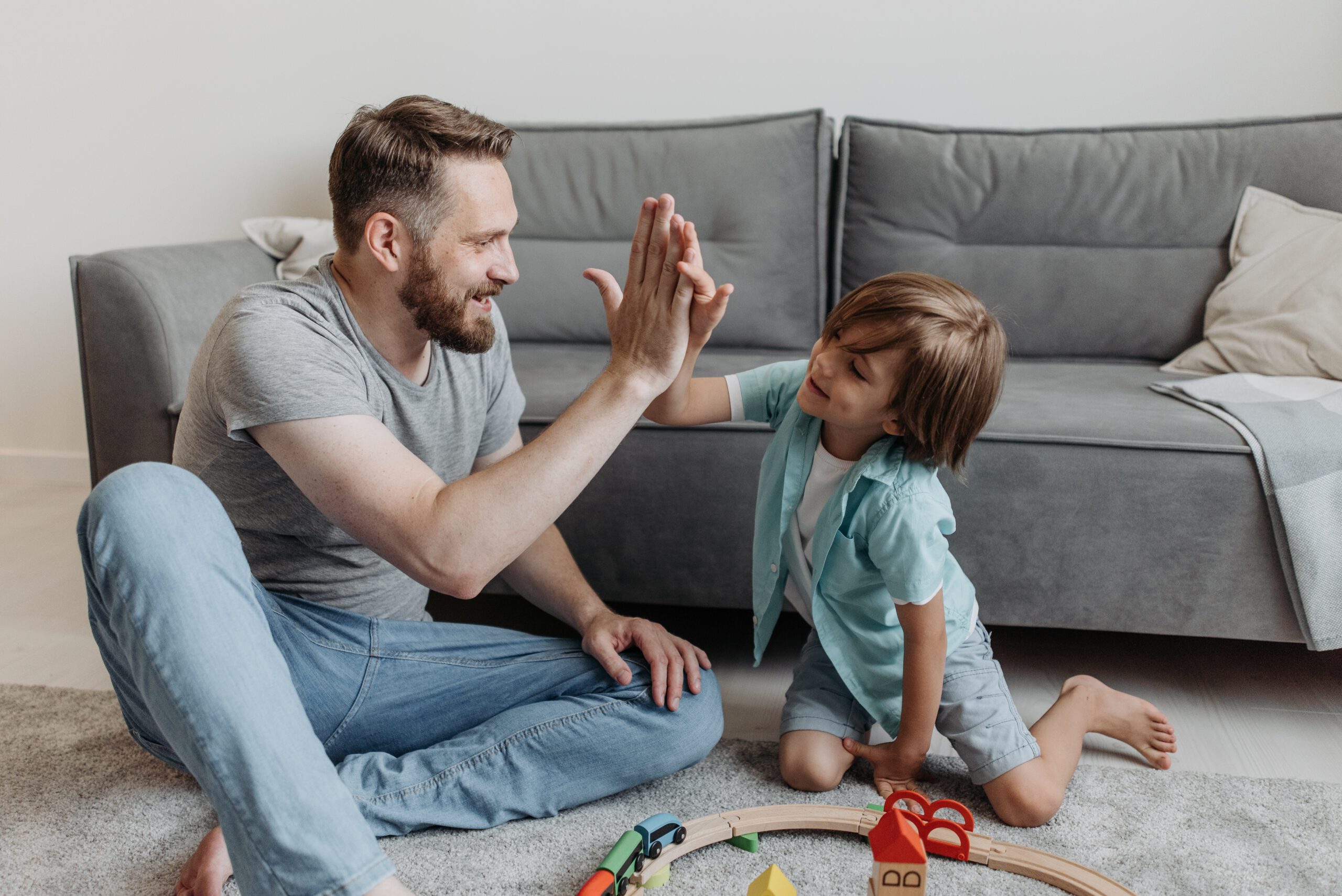 Vader geeft kind high five | hulp Centraal Nederland