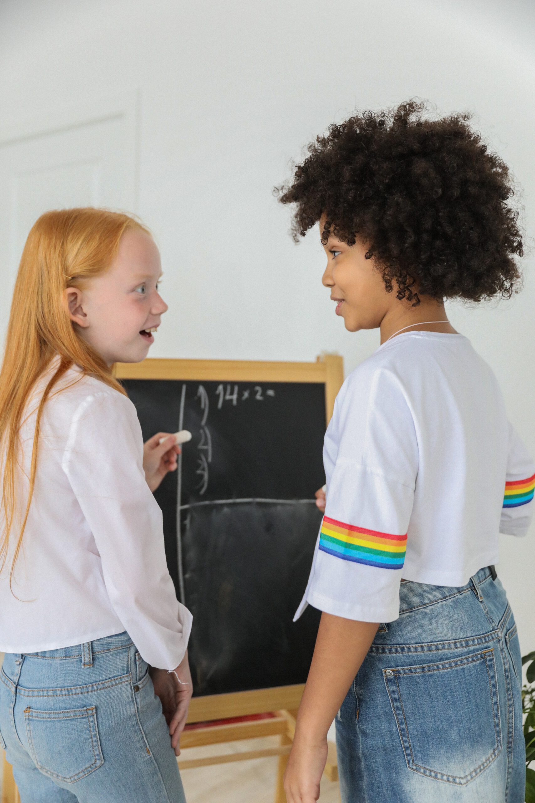 dyscalculie bij leerling - twee meiden staan bij het krijtbord